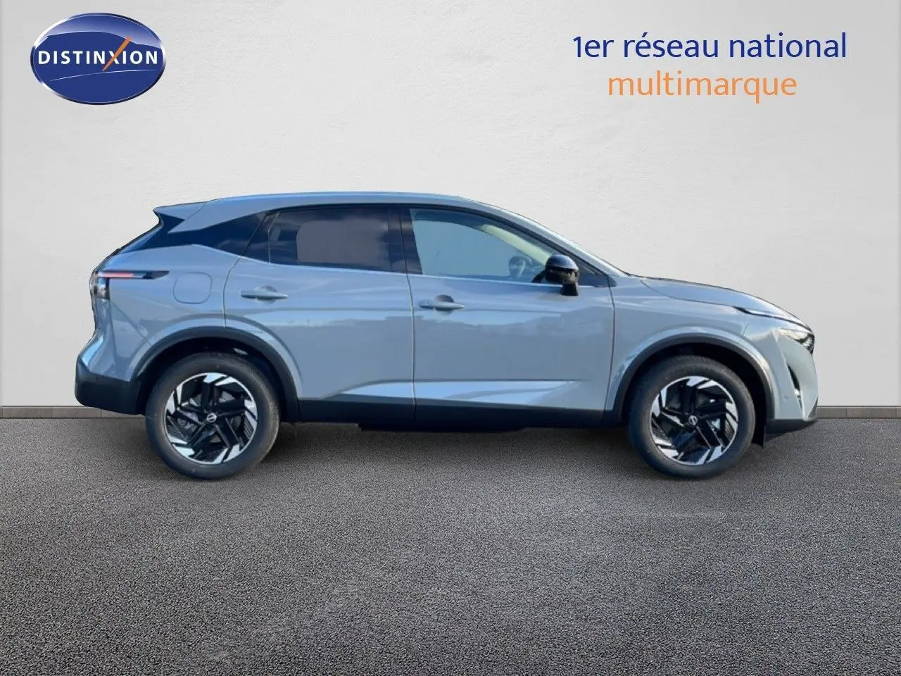 Profil droit du Nissan Qashqai 2025 gris argile métal avec jantes noires et toit foncé, version hybride E-POWER N-Connecta.