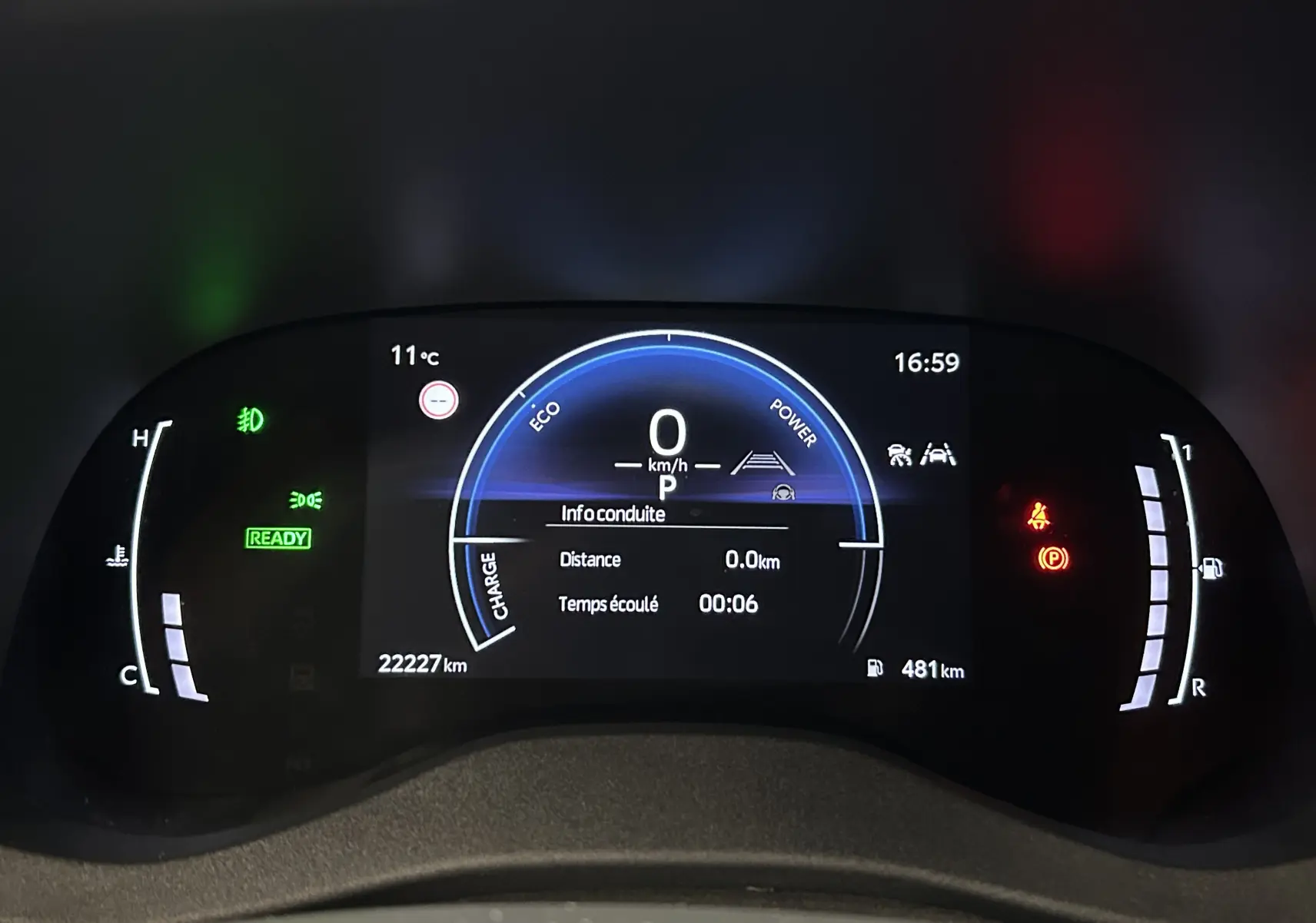 Tableau de bord numérique de Toyota Yaris Cross gris minéral, affichant la vitesse à 0 km/h et 22 227 km au compteur.