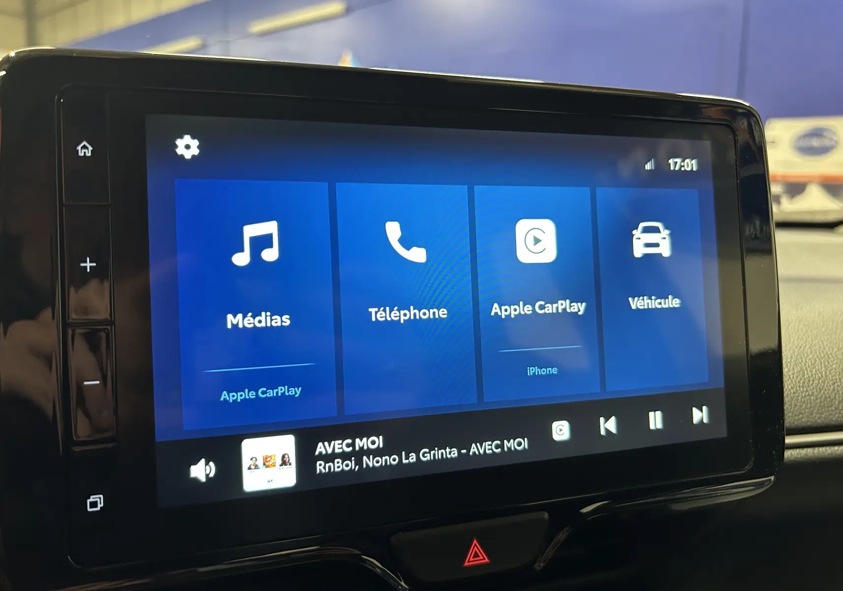 Écran tactile multimédia de la Toyota Yaris Cross 2025 affichant Apple CarPlay et options connectées.