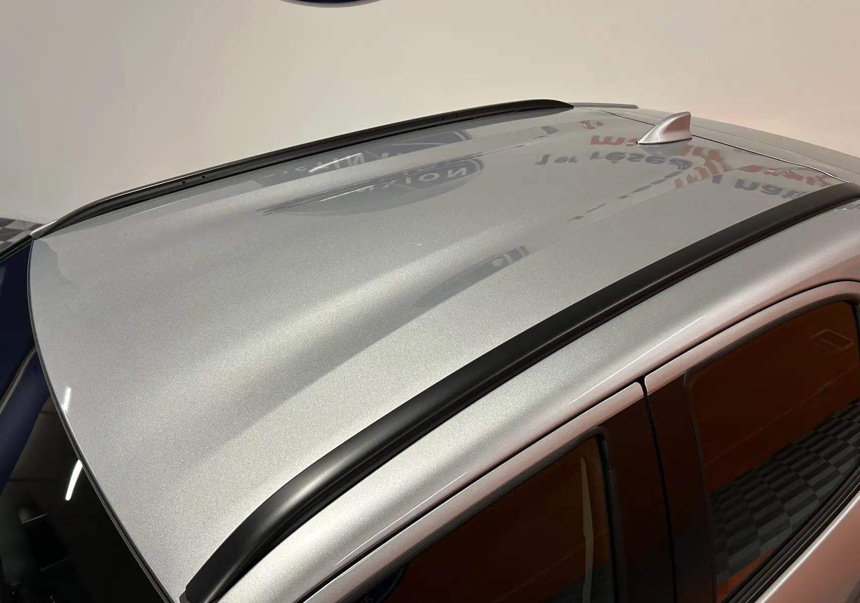 Vue en plongée sur le toit gris minéral d'une Toyota Yaris Cross 2025 avec barres de toit et antenne requin.