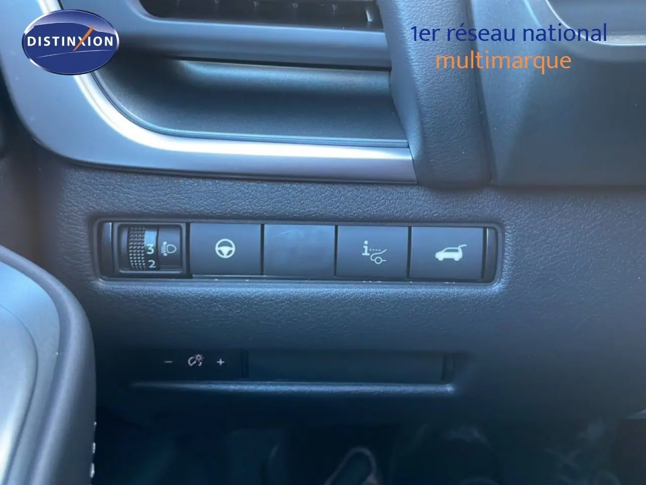 Gros plan sur les commandes de tableau de bord noir du Nissan Qashqai 1.5 E-POWER 205CH N-CONNECTA, avec boutons fonctionnels.