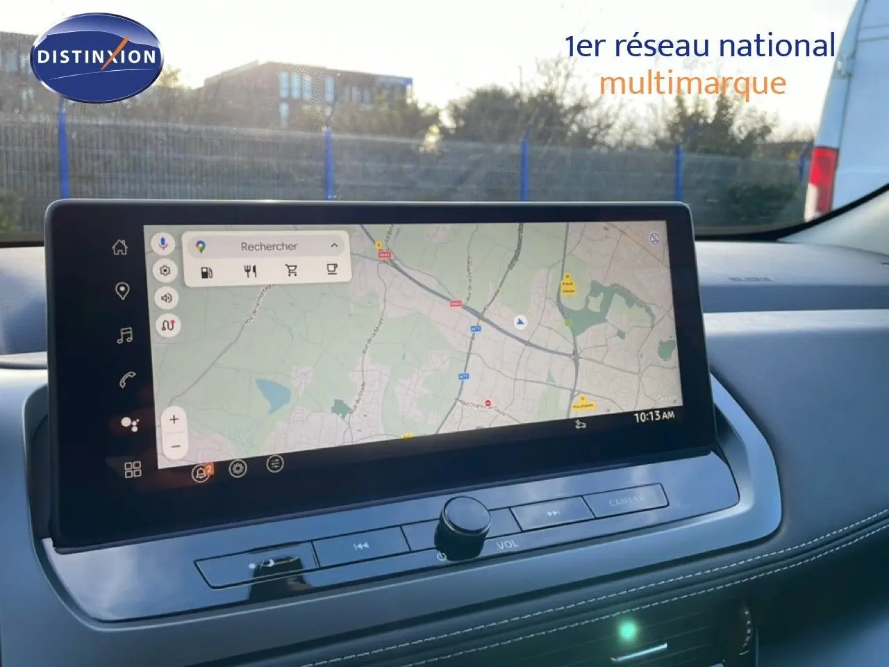 Vue rapprochée de l’écran tactile central du Nissan Qashqai 2025 gris argile métal affichant une carte GPS.
