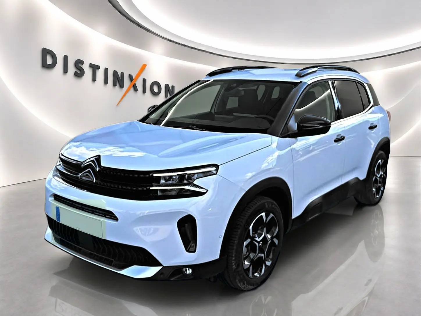 Vue 3/4 avant droit d'un Citroën C5 Aircross blanc avec toit noir et jantes alu noires au design hexagonal.