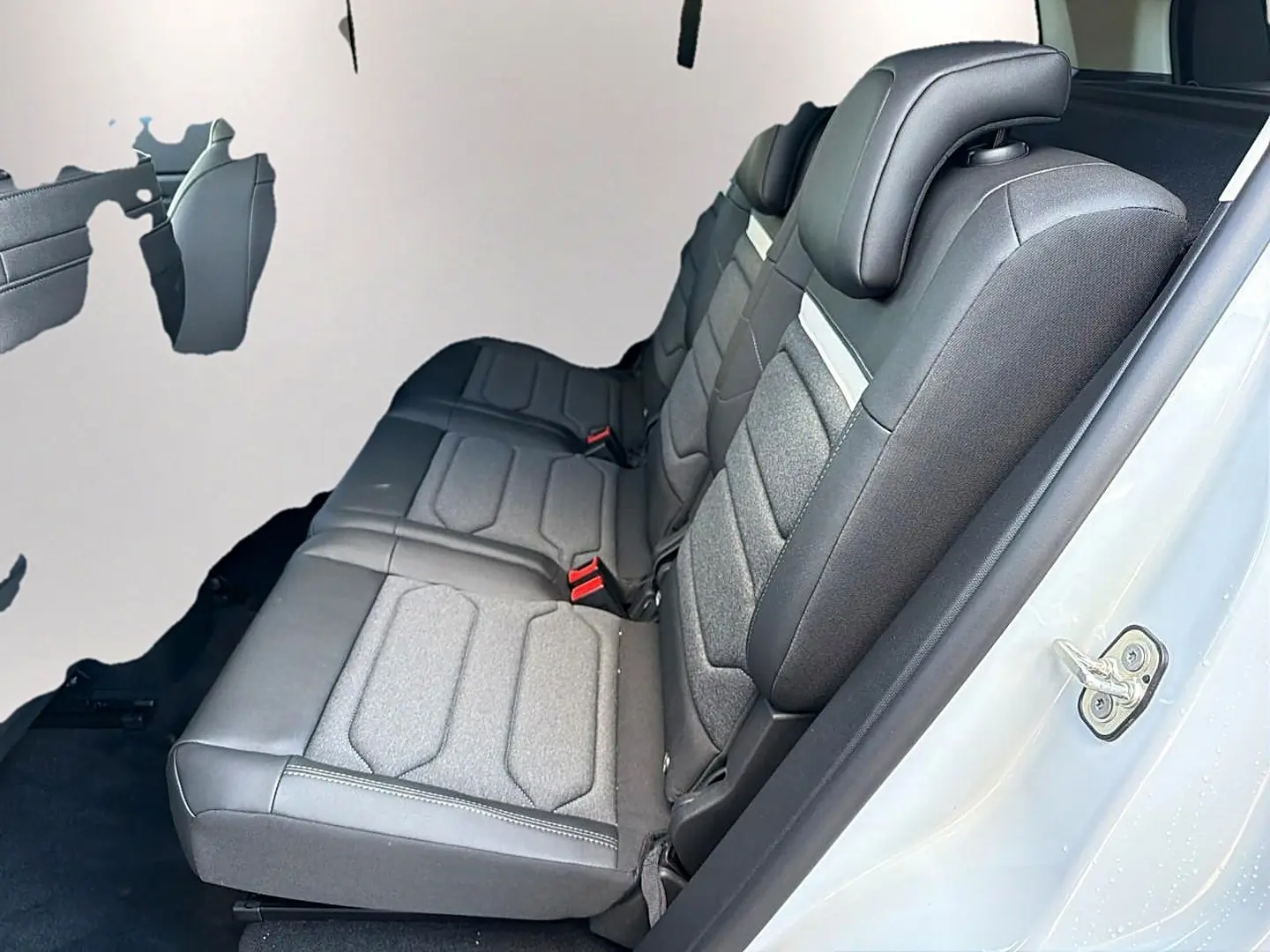 Vue latérale droite des sièges arrière coulissants en tissu gris du Citroën C5 Aircross blanc 2025.