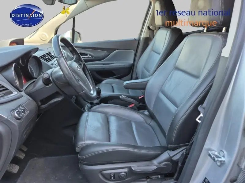 Vue intérieure côté conducteur de l’Opel Mokka 2016, sièges en cuir Cocoa/Saddle et volant multifonction.