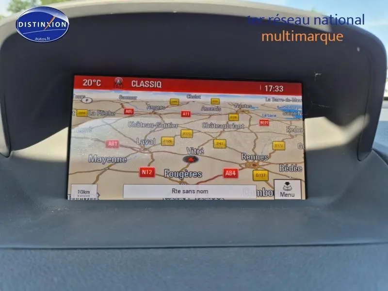 Écran GPS couleur intégré au tableau de bord de l’Opel Mokka gris Astéroïde, affichant une carte routière.