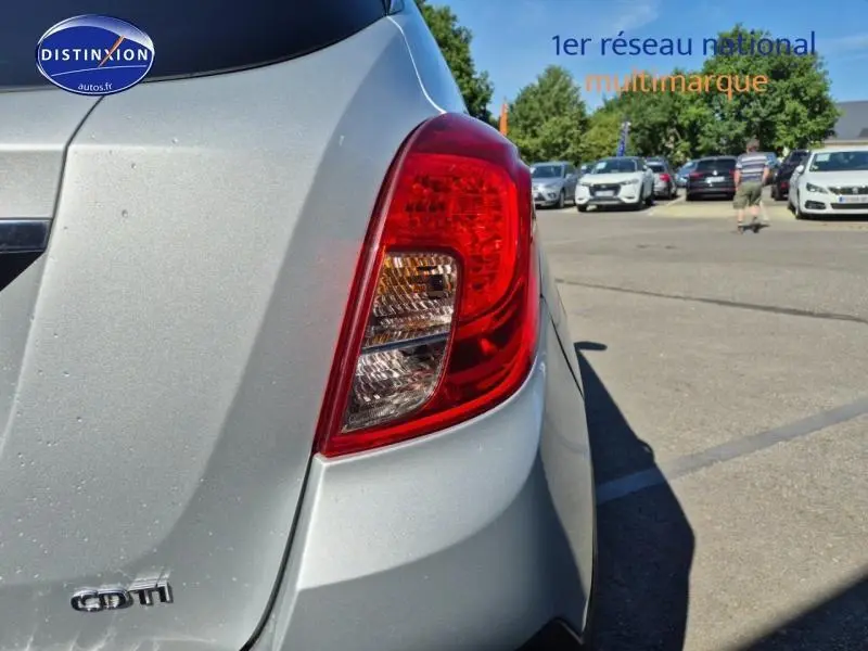 Gros plan sur le feu arrière droit gris astéroïde d'un Opel Mokka 1.6 CDTI 2016, avec logo CDTI visible.