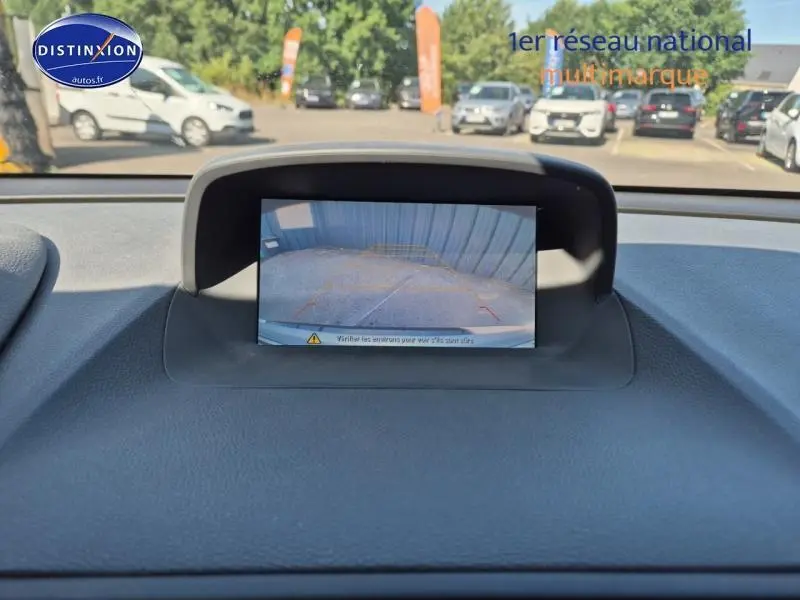 Écran de caméra de recul intégré au tableau de bord d’un Opel Mokka gris Astéroïde, vue intérieure frontale.