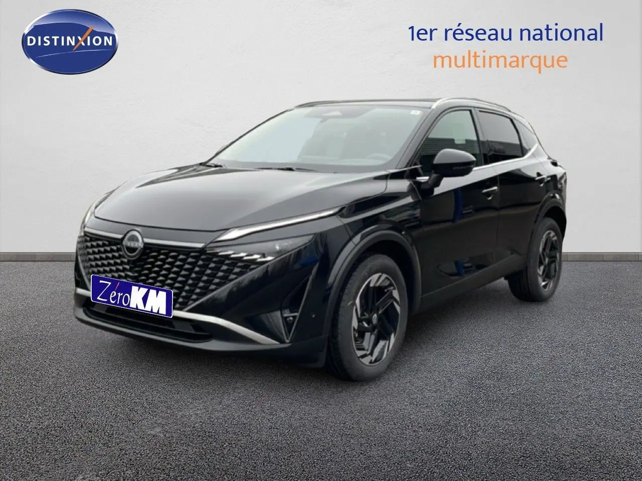 Nissan Qashqai 2025 noir perle métal en 3/4 avant droit, avec calandre noire et jantes stylisées noires.