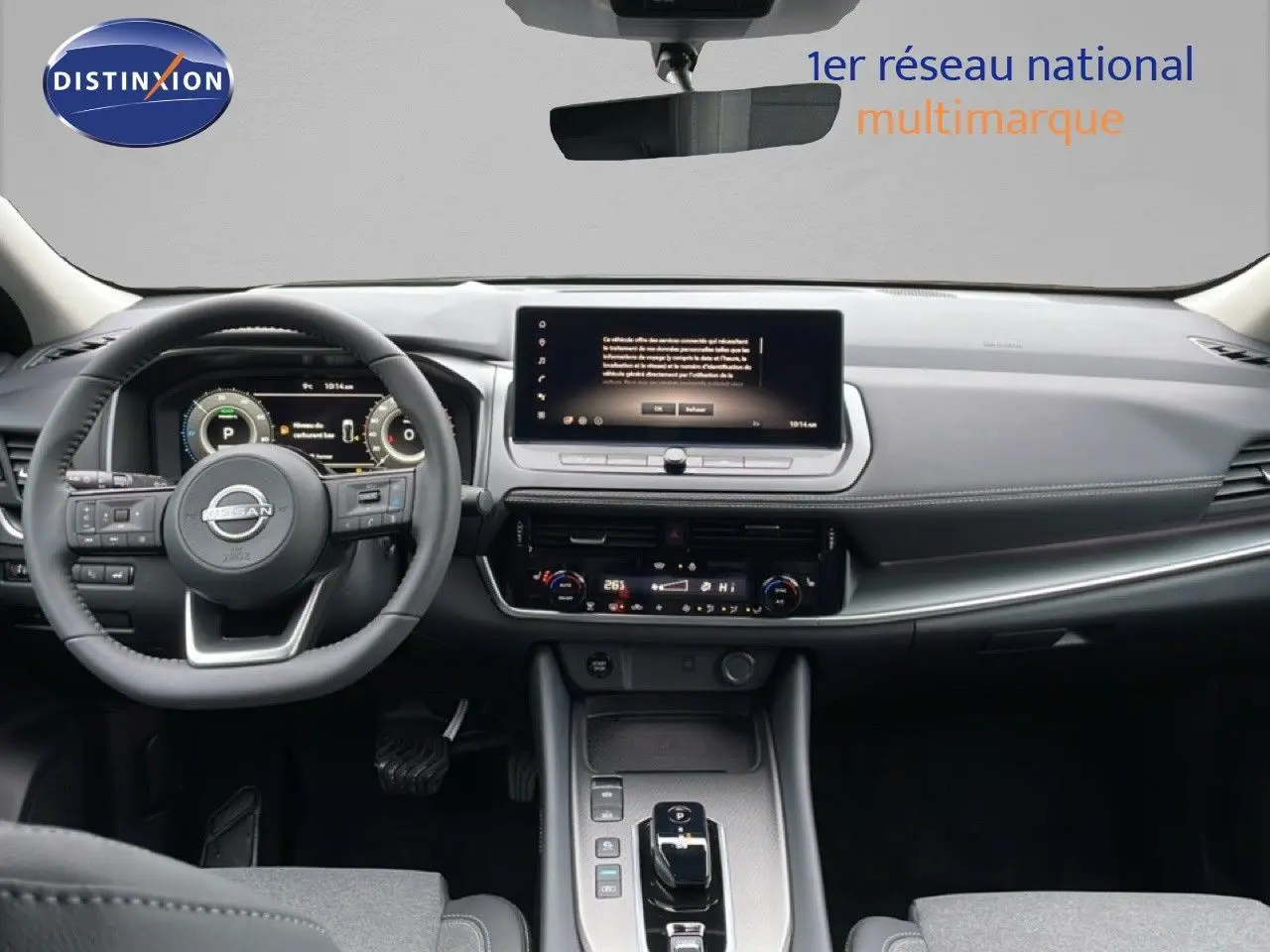 Tableau de bord et volant du Nissan Qashqai 1.5 E-POWER 2025, intérieur moderne avec écran tactile central.