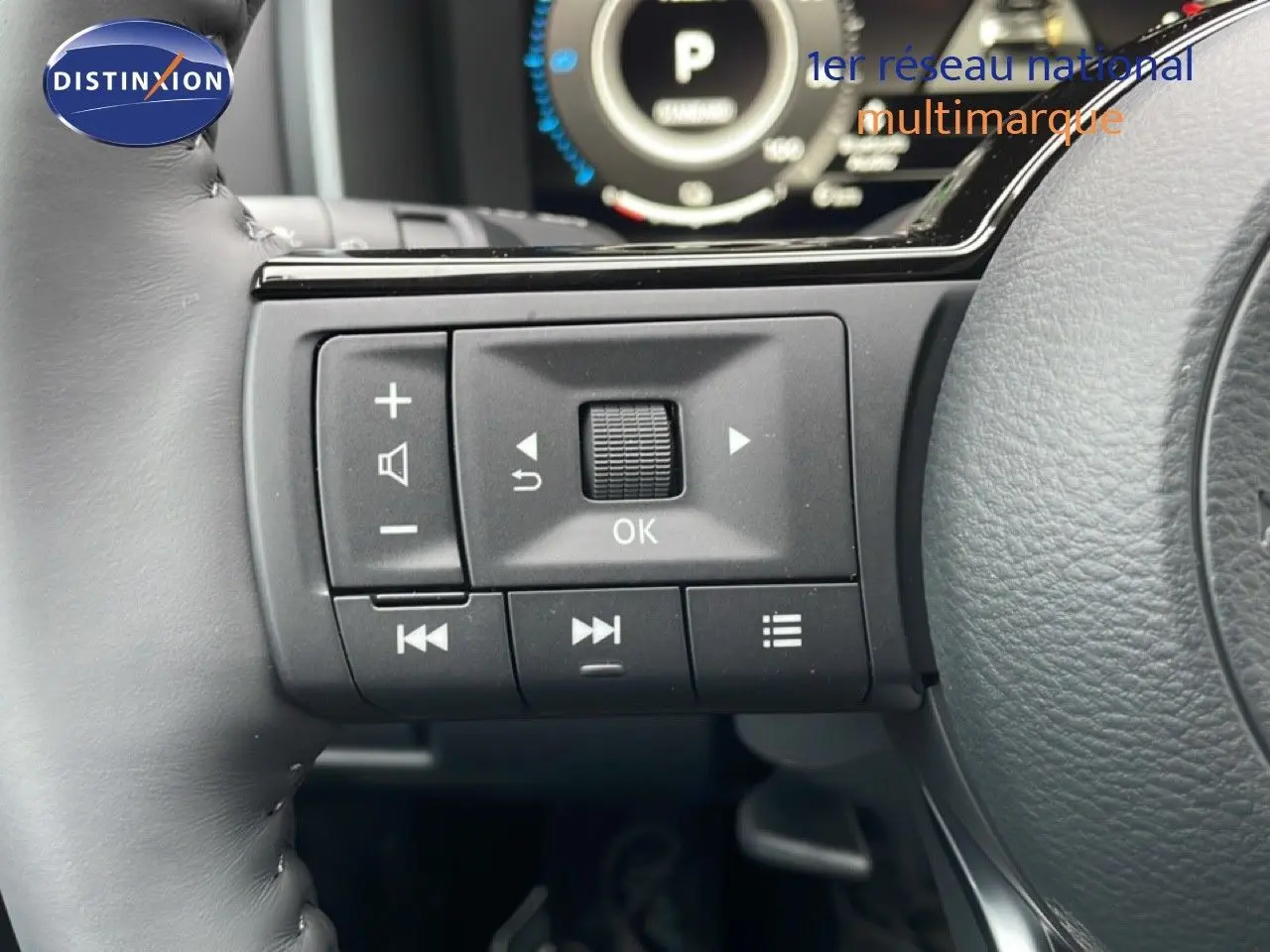 Gros plan sur les commandes multifonctions à gauche du volant du Nissan Qashqai noir perle métal, intérieur moderne.