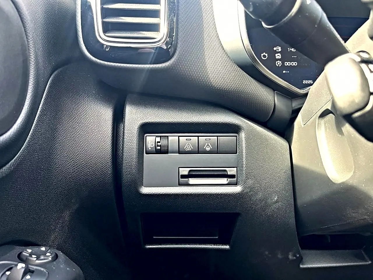 Détail des commandes côté gauche du tableau de bord du Citroën C5 Aircross noir 2025, avec réglage éclairage et aides à la conduite.