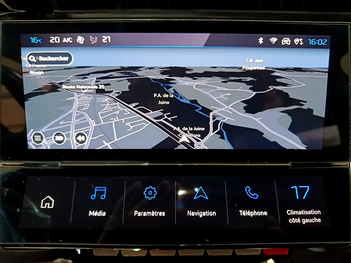 Écran tactile central de la Peugeot 308 PHEV 180 E-EAT8 GT 2022 affichant la navigation et les commandes multimédia.