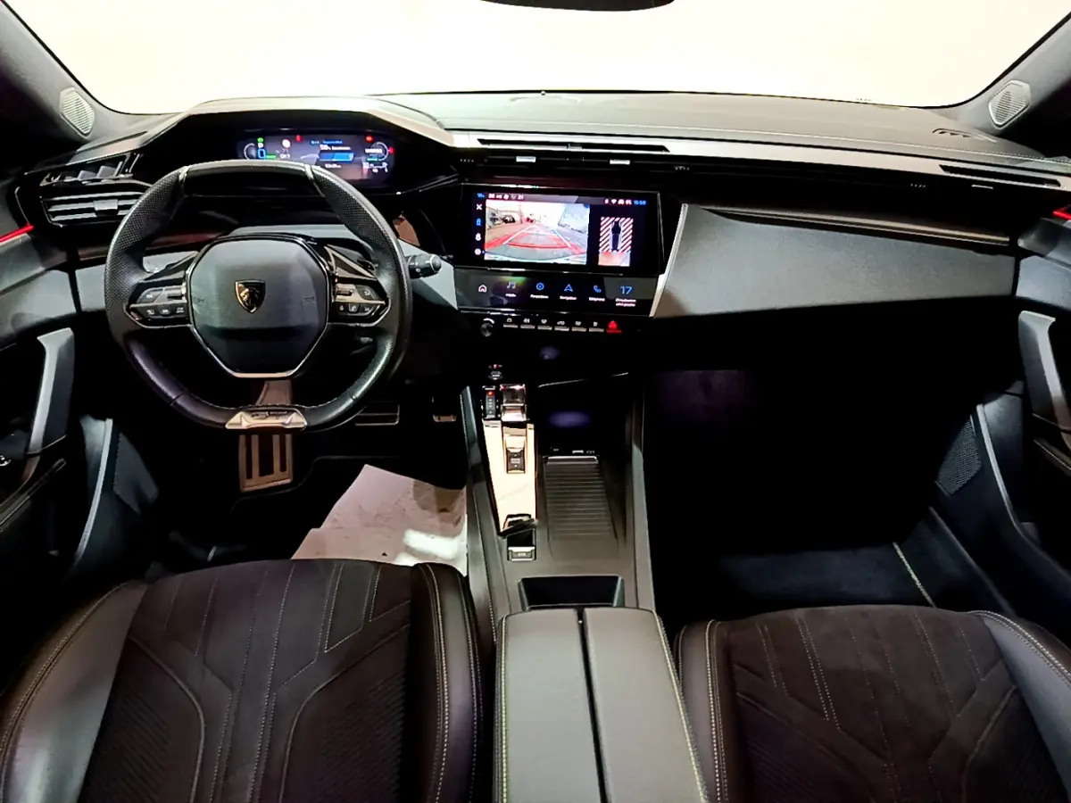 Intérieur de la Peugeot 308 PHEV 180 GT 2022, vue frontale du tableau de bord avec écran tactile et volant cuir noir.