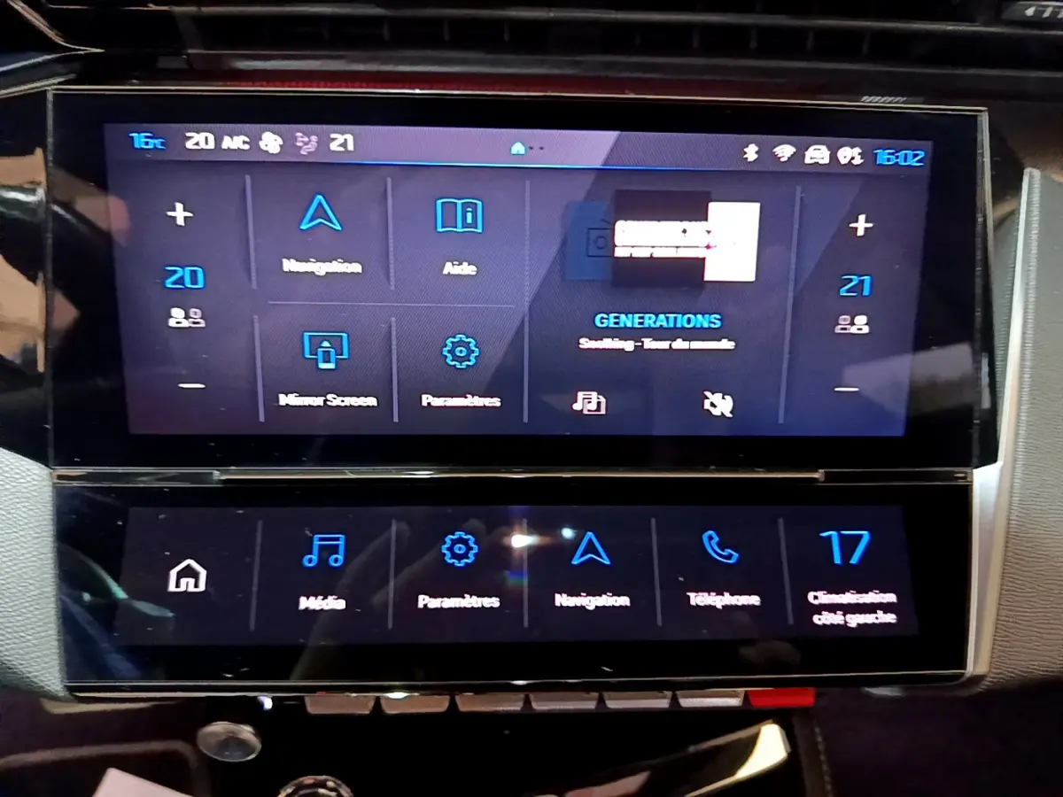 Écran tactile central double de la Peugeot 308 PHEV 180 GT 2022, affichant navigation et climatisation.