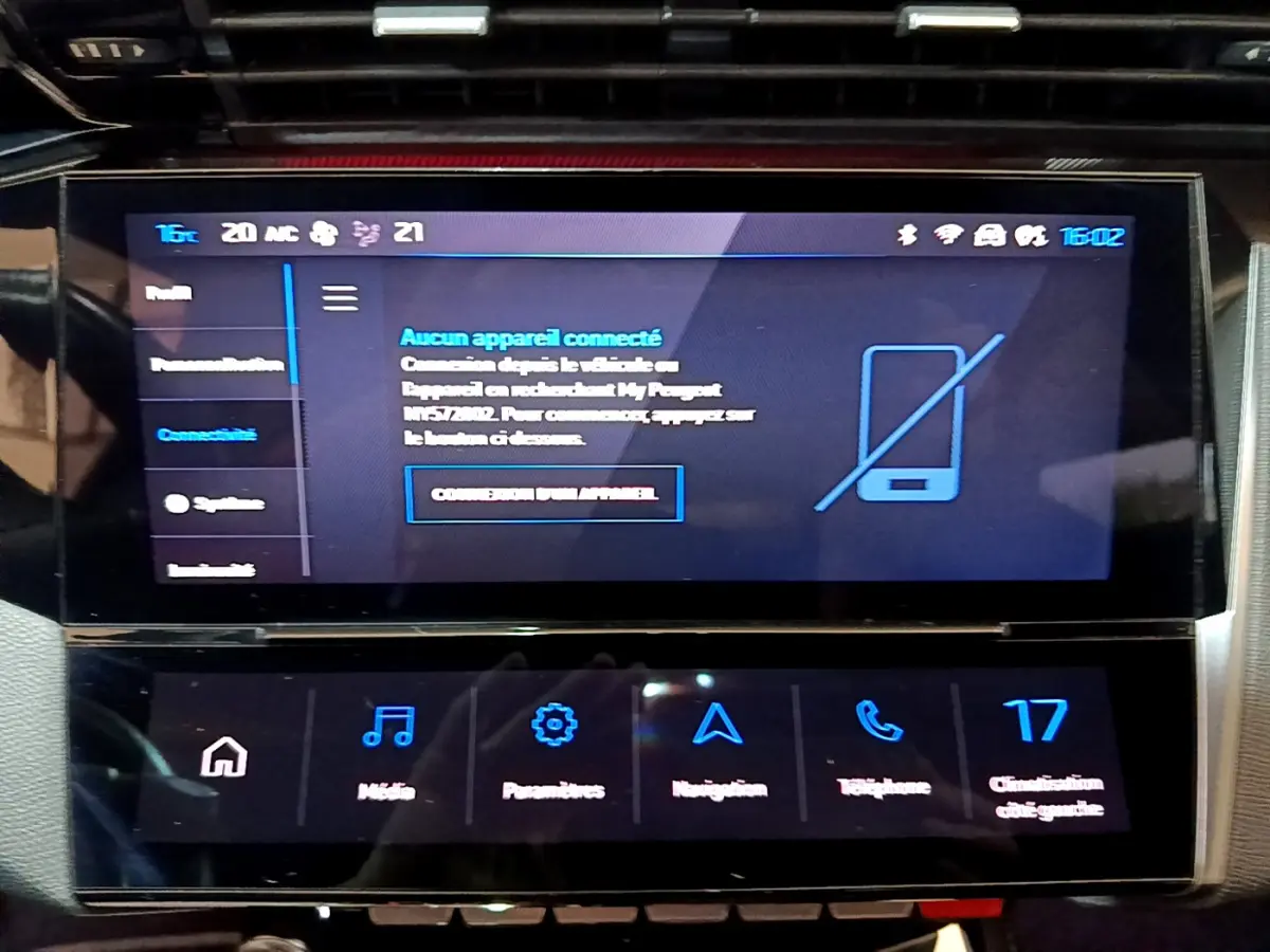 Écran tactile central du tableau de bord de la Peugeot 308 PHEV 180 GT affichant le menu connectivité.
