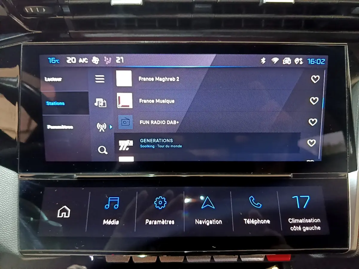 Écran tactile central 10 pouces de la Peugeot 308 PHEV 180 GT affichant menu multimédia et navigation.