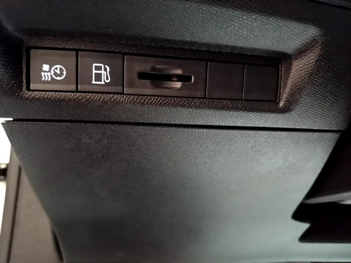 Gros plan sur les commandes sous le tableau de bord noir du Peugeot 308 PHEV 180 E-EAT8 GT blanc, 2022.