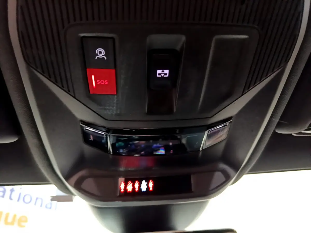Vue en gros plan du plafonnier intérieur avec bouton SOS et éclairage d'ambiance de la Peugeot 308 PHEV 180 E-EAT8 GT.