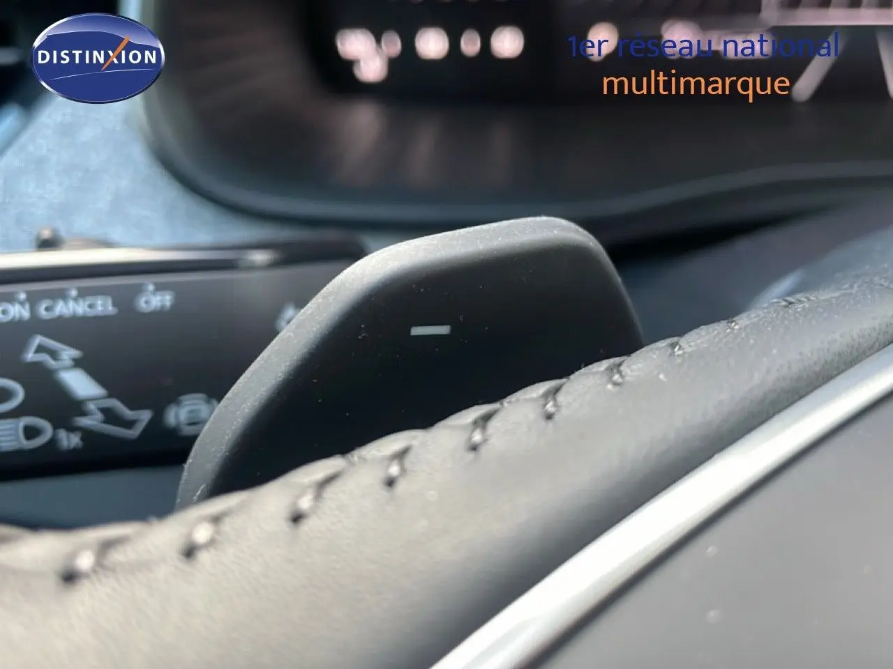 Gros plan sur la palette de changement de vitesse au volant du Skoda Kamiq gris argent 2025, intérieur cuir noir.