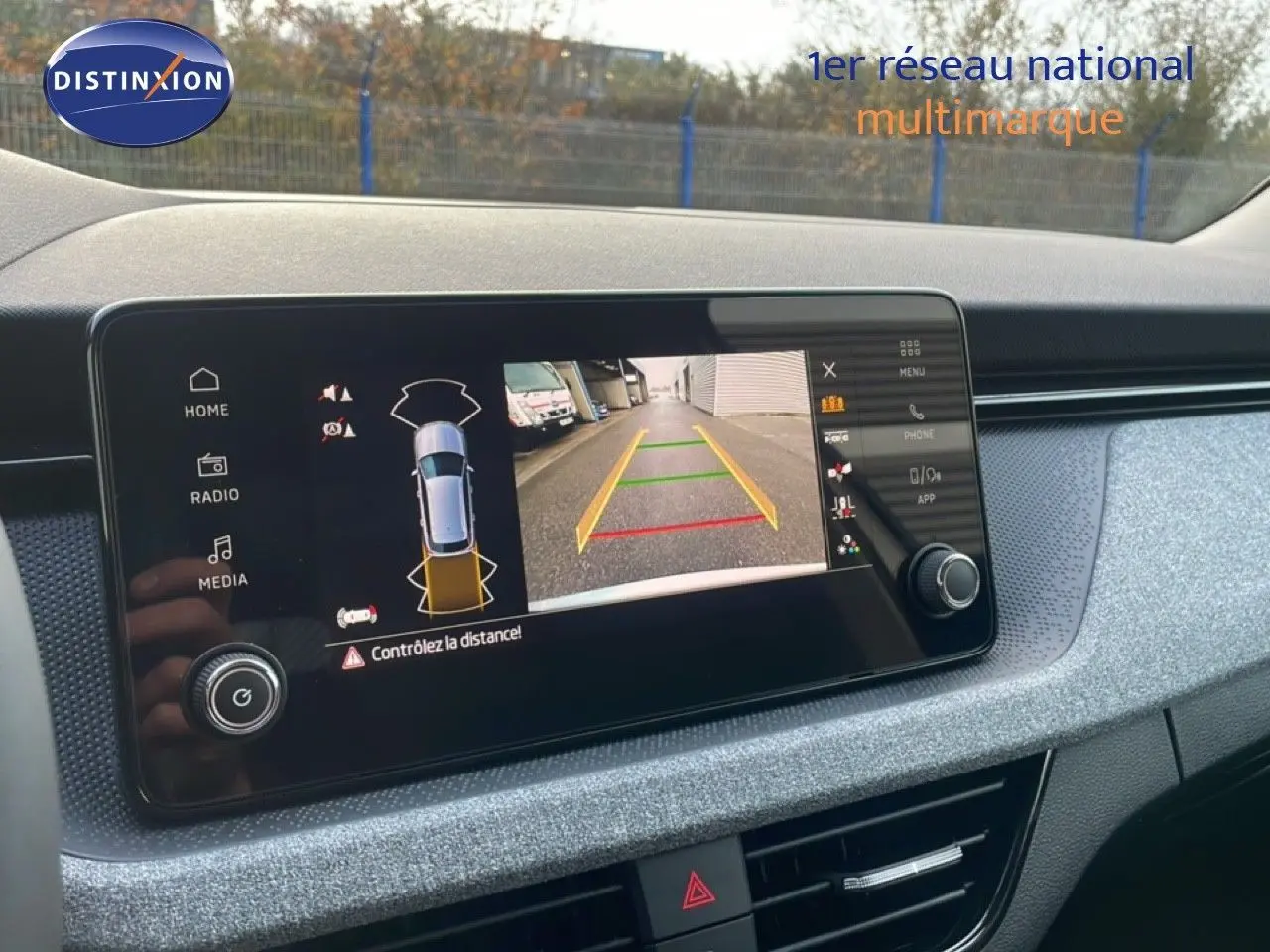 Écran tactile central affichant la caméra de recul dans l'habitacle gris noir du Skoda Kamiq 2025.