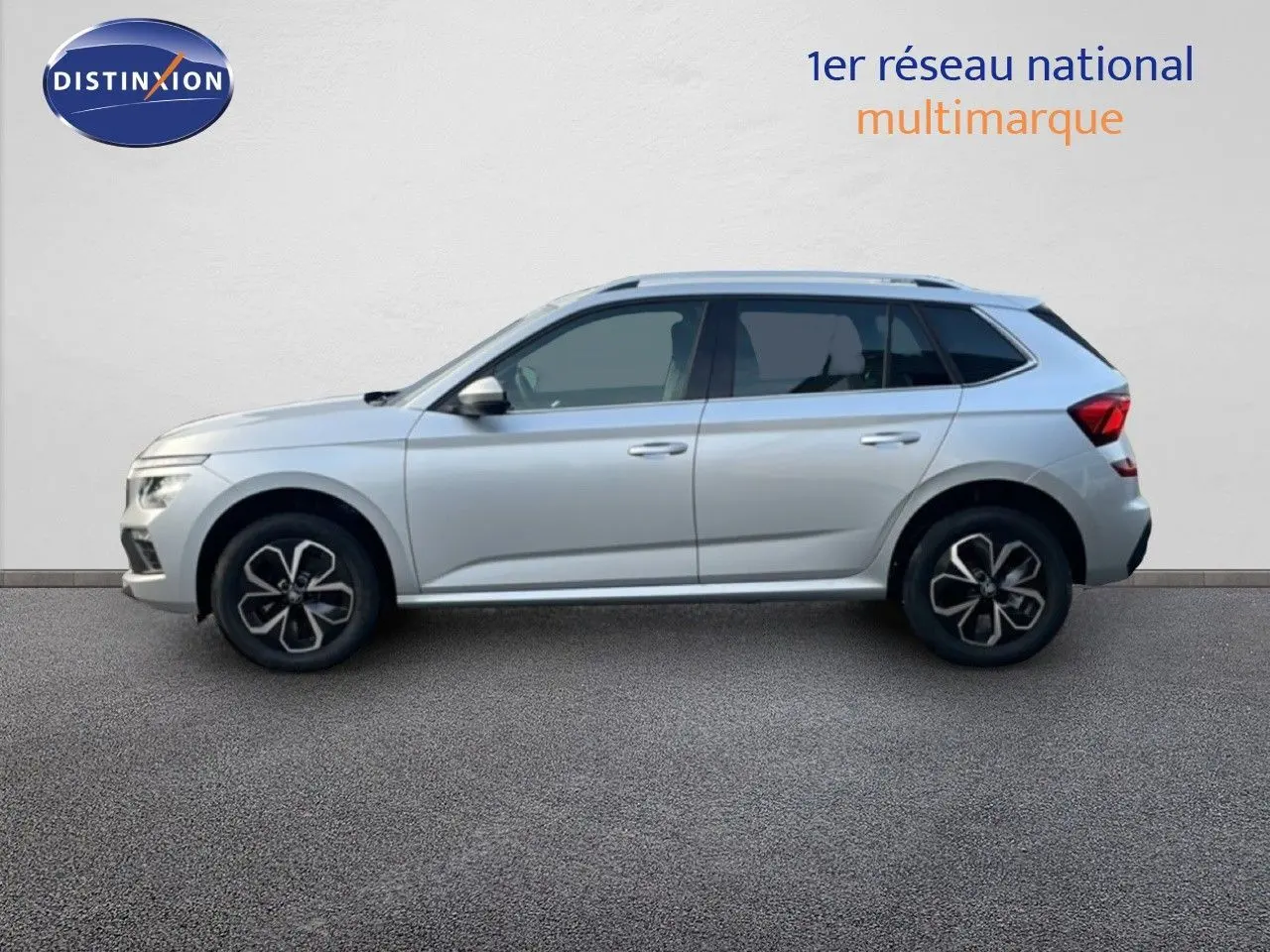 Profil côté gauche d'un Skoda Kamiq gris argent métallisé 2025 avec jantes alliage et lignes épurées.