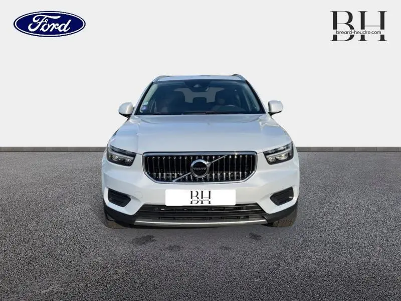 Vue avant d'un Volvo XC40 T5 Recharge gris glacier avec calandre chromée et phares LED distinctifs.