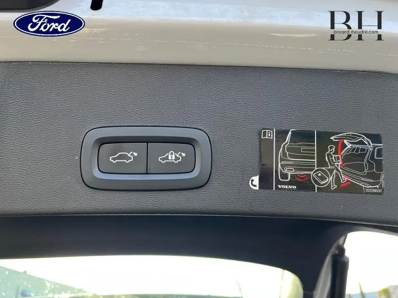 Boutons d'ouverture et de verrouillage électrique du coffre sur le hayon intérieur d'un Volvo XC40 gris Glacier.