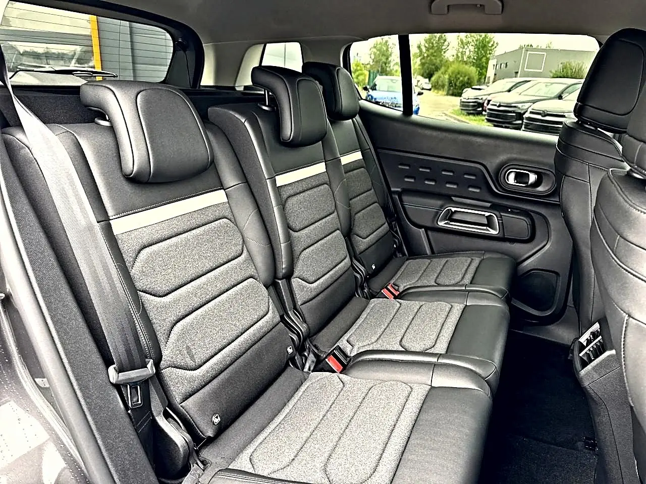 Vue intérieure côté droit sur la 2e rangée de sièges individuels gris du Citroën C5 Aircross 2025.