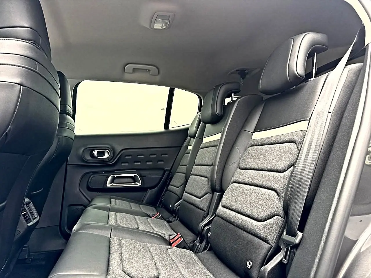 Vue intérieure côté droit sur la 2e rangée de sièges individuels noirs du Citroën C5 Aircross 2025.