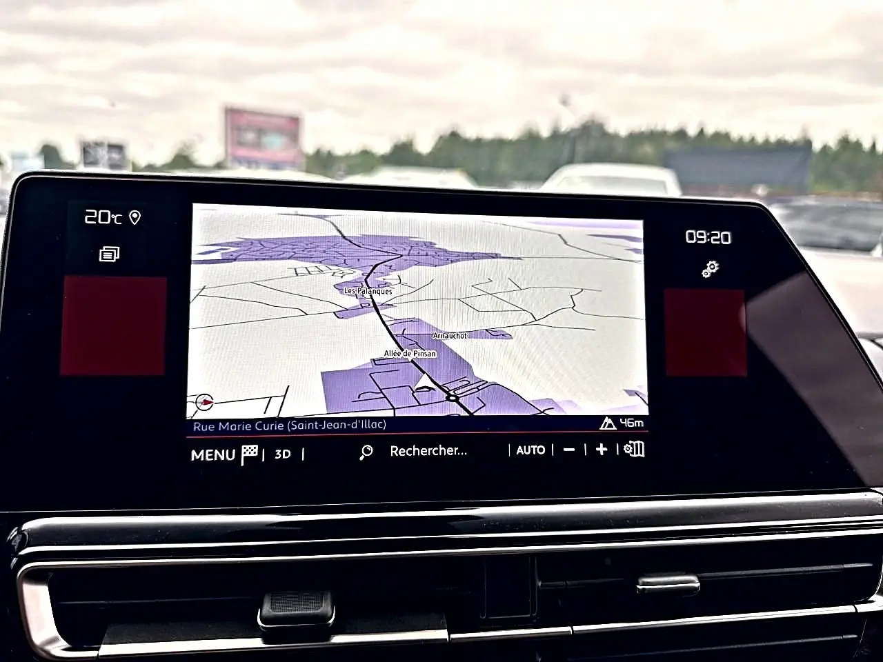 Écran tactile central du tableau de bord du Citroën C5 Aircross 2025 affichant la navigation GPS en mode 3D.
