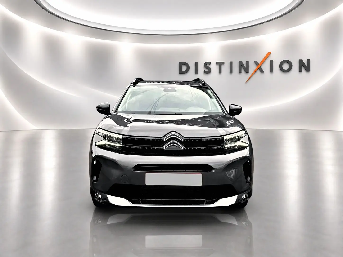 Vue frontale d'un Citroën C5 Aircross gris platinium avec calandre noire et phares LED, en studio lumineux.