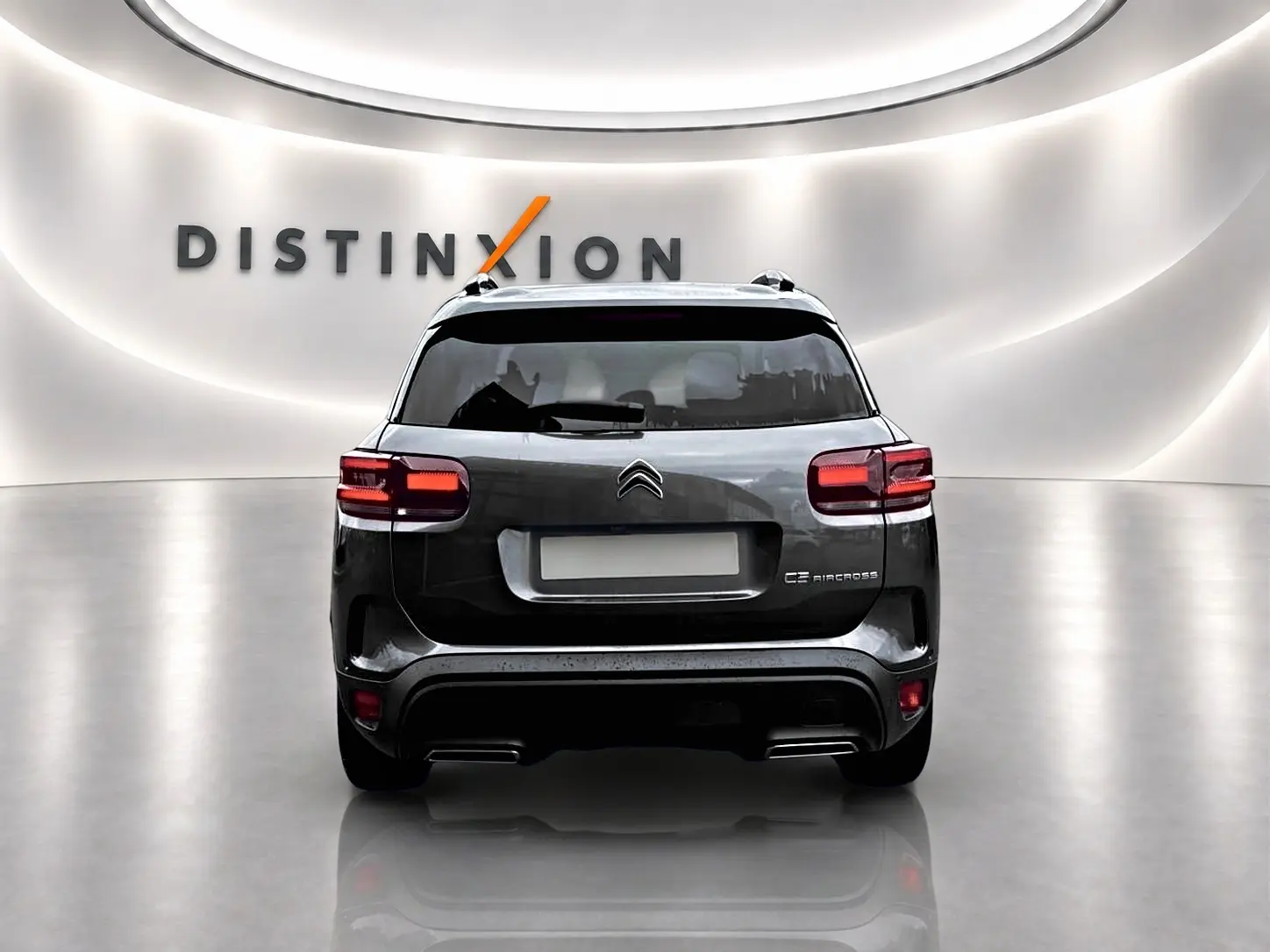 Vue arrière d’un Citroën C5 Aircross gris platinium 2025 avec feux LED et barres de toit visibles.