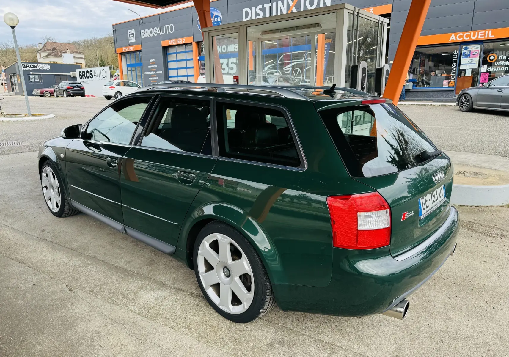 Audi S4 Avant vert vue 3/4 arrière droit, avec jantes alliage et échappement sport visible.