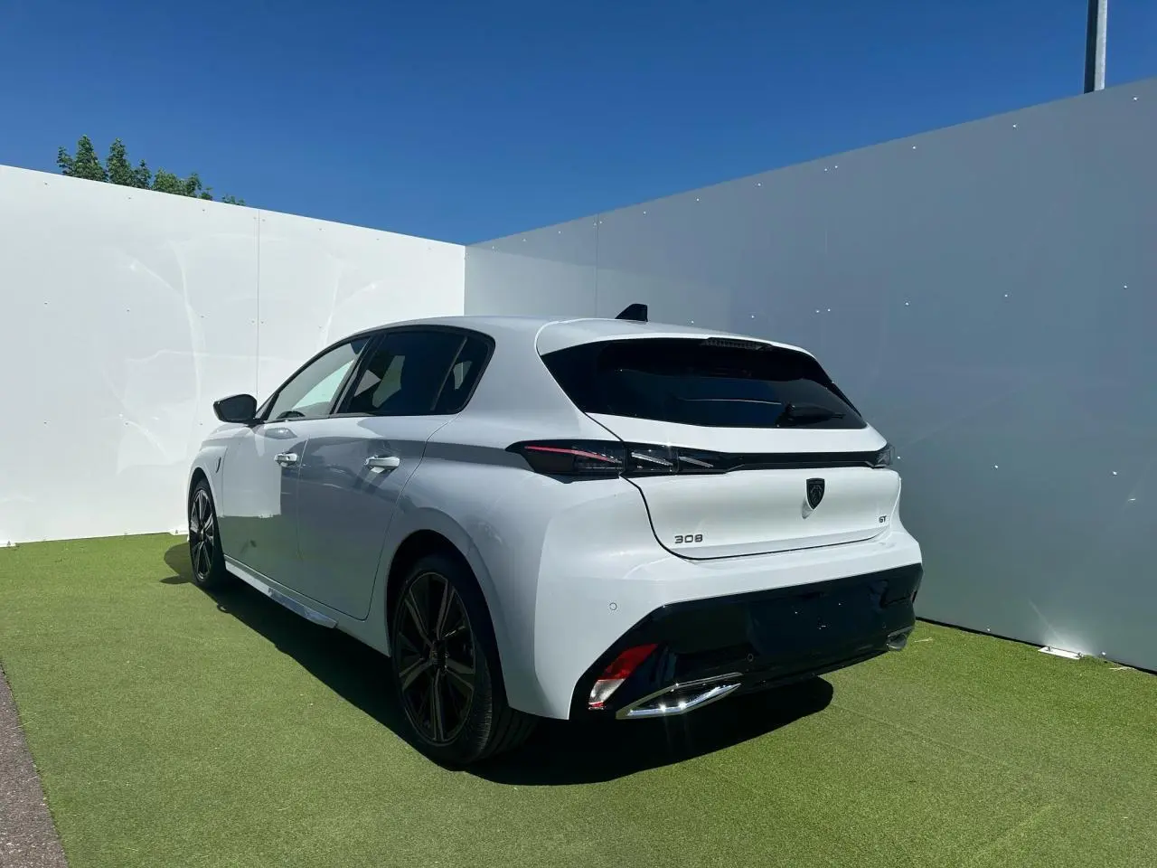Peugeot 308 blanche vue 3/4 arrière droit, jantes alliage 18'' Portland et feux arrière à signature LED griffe.