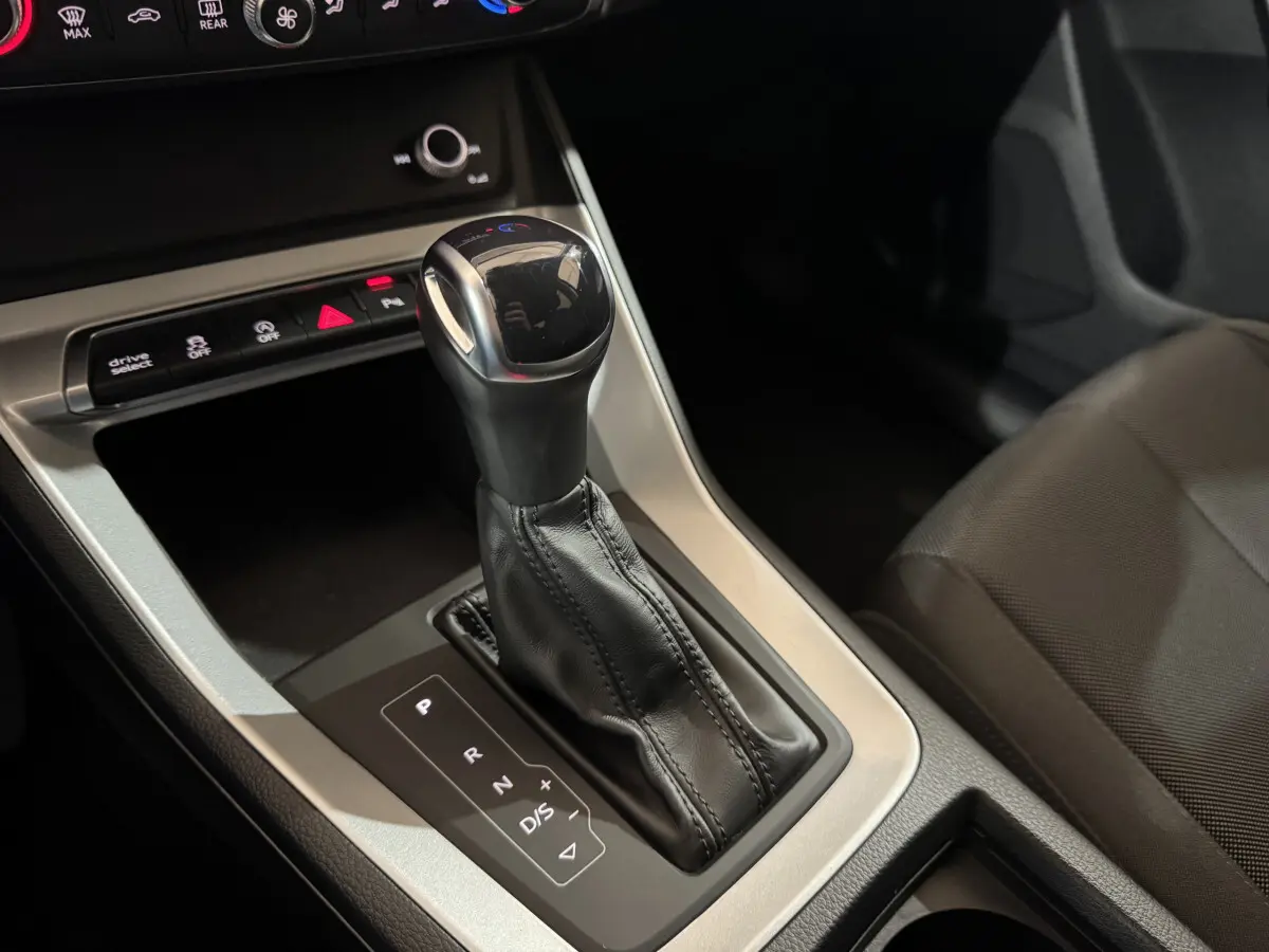 Le levier de vitesse automatique noir de l’Audi Q3 35 TFSI 2022 vu en gros plan côté passager.