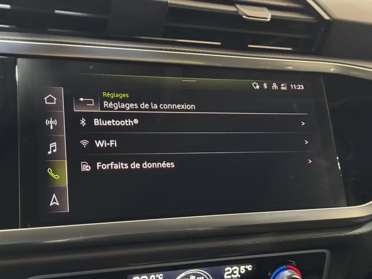 Écran tactile central affichant les réglages de connexion Bluetooth et Wi-Fi dans l’habitacle noir d’un Audi Q3 2022.