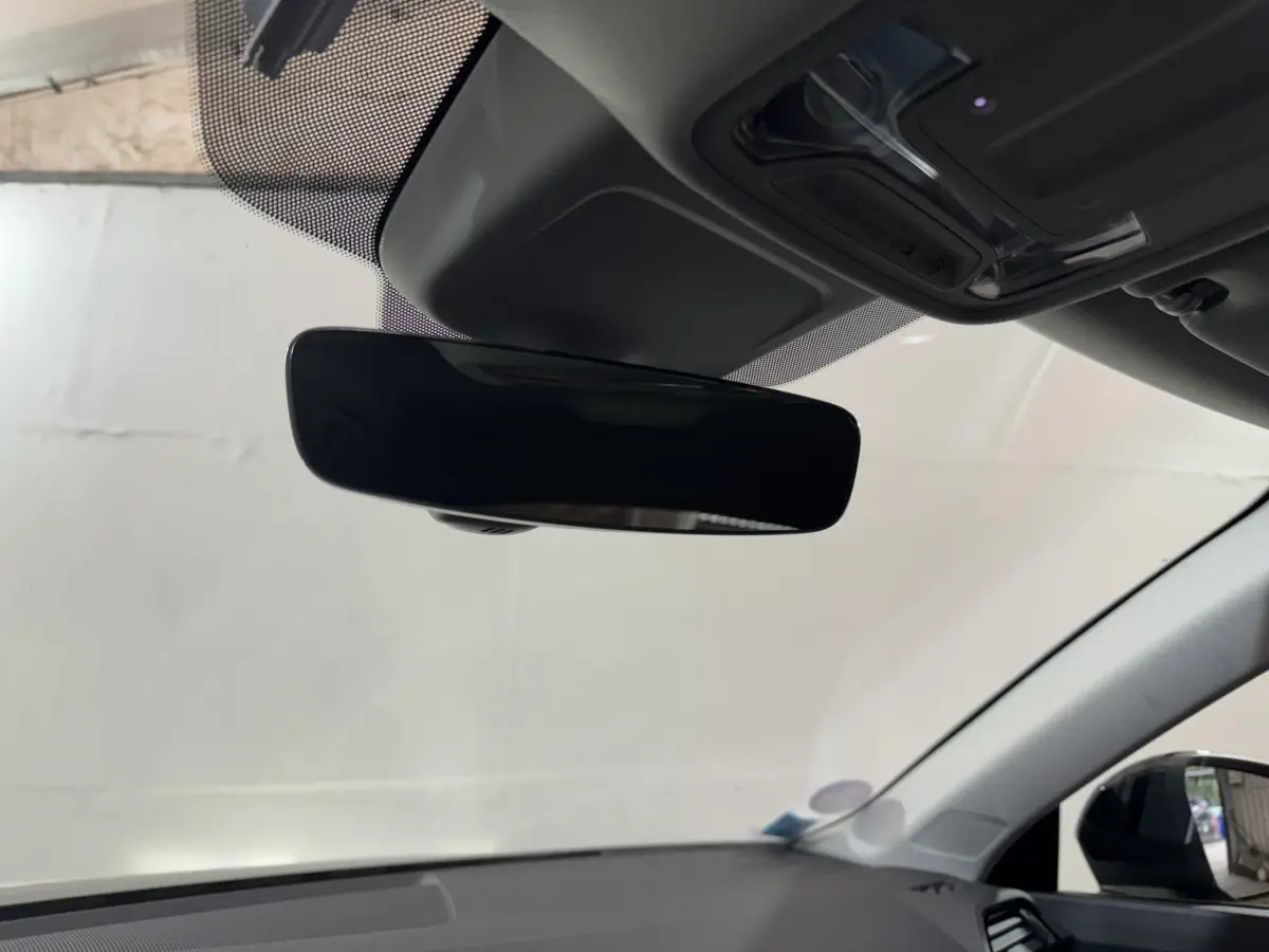 Vue intérieure du rétroviseur central noir de l'Audi Q3 35 TFSI 2022, avec partie supérieure du pare-brise visible.