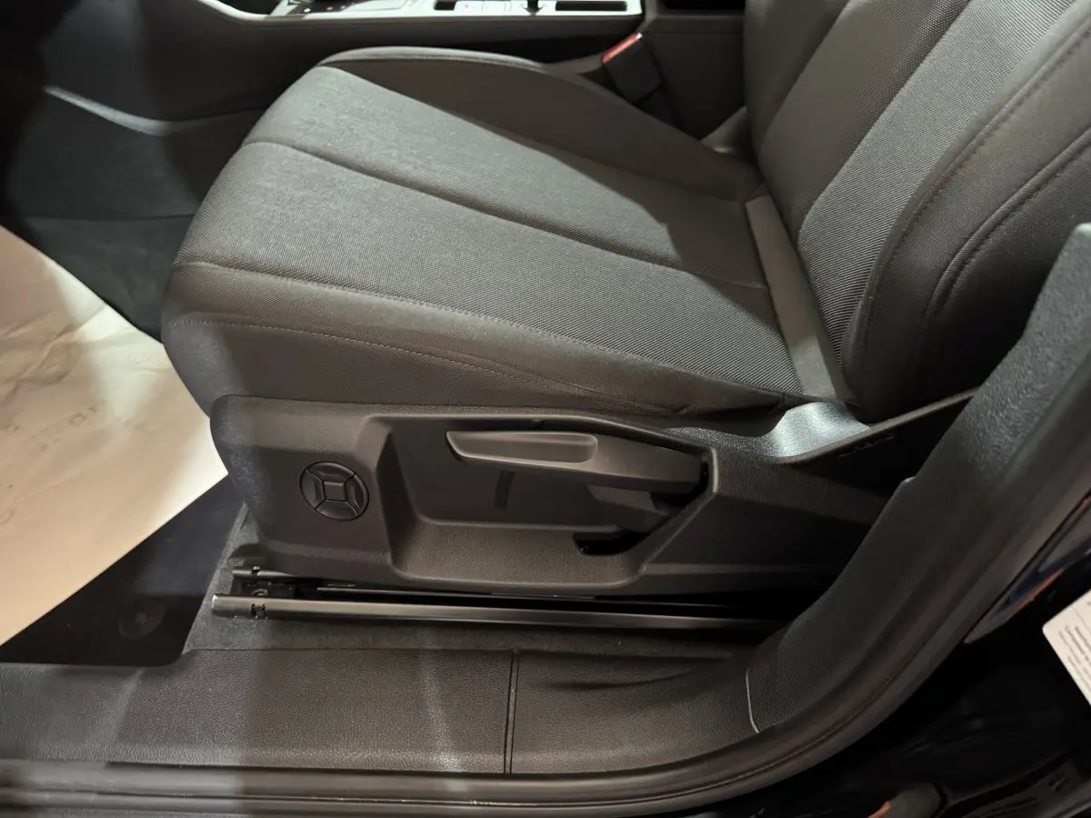 Gros plan sur le siège avant gauche noir de l'Audi Q3 35 TFSI 2022 avec réglages manuels visibles.