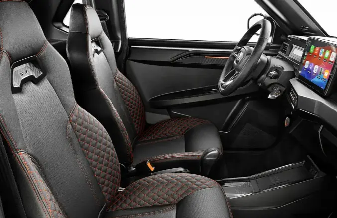 Vue intérieure côté conducteur de la Ligier JS50 2026 gris clair, sièges sport avec surpiqûres rouges et écran tactile central.