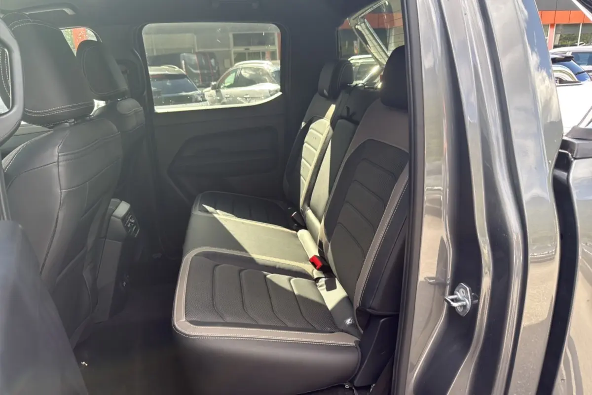 Vue intérieure côté droit des sièges arrière en cuir noir du Volkswagen Amarok Simple Cabine V6 240 BVA Aventura gris foncé 2025.