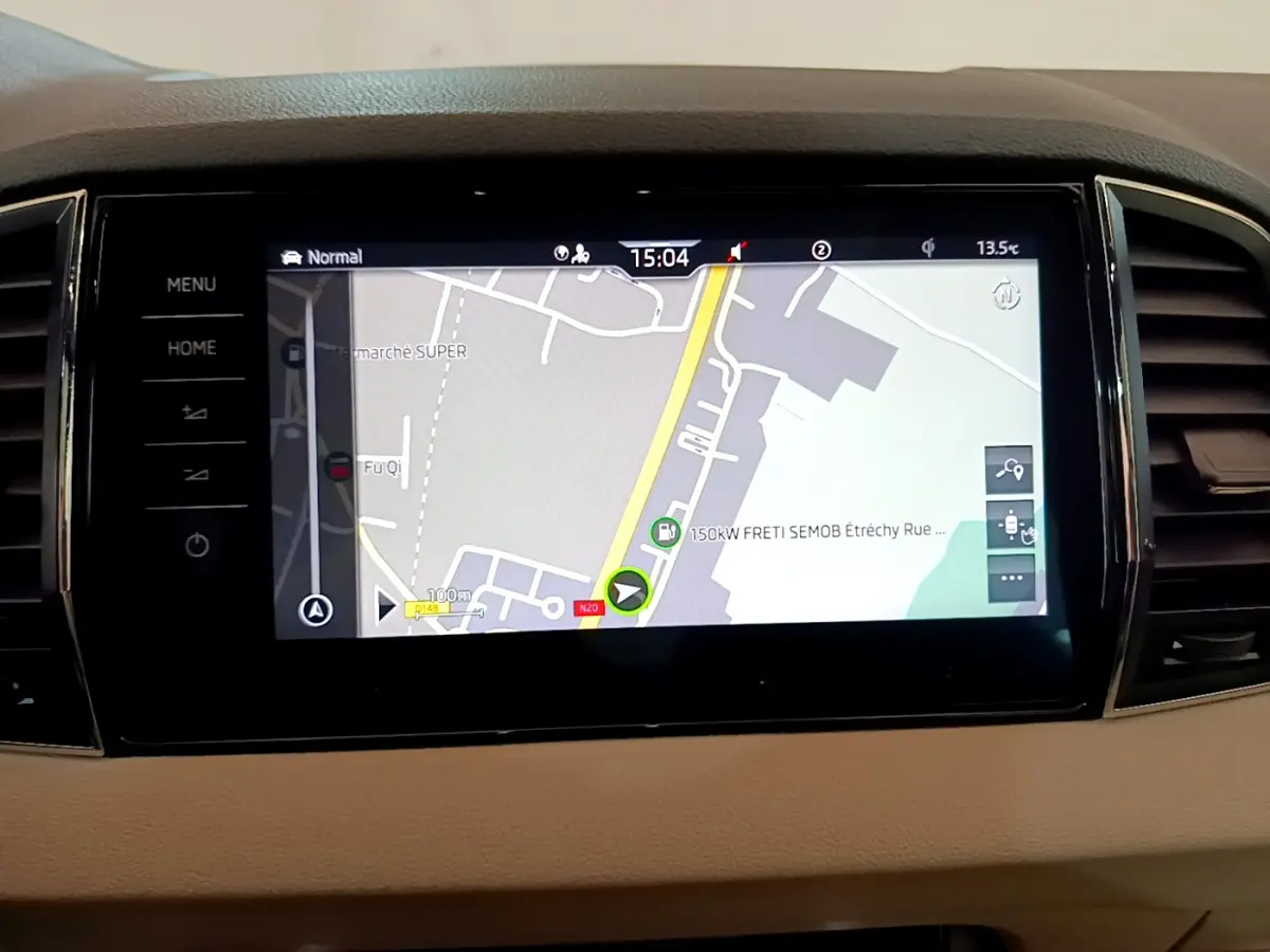 Écran tactile central du tableau de bord du Skoda Karoq 2023, affichant la navigation GPS en vue rapprochée.