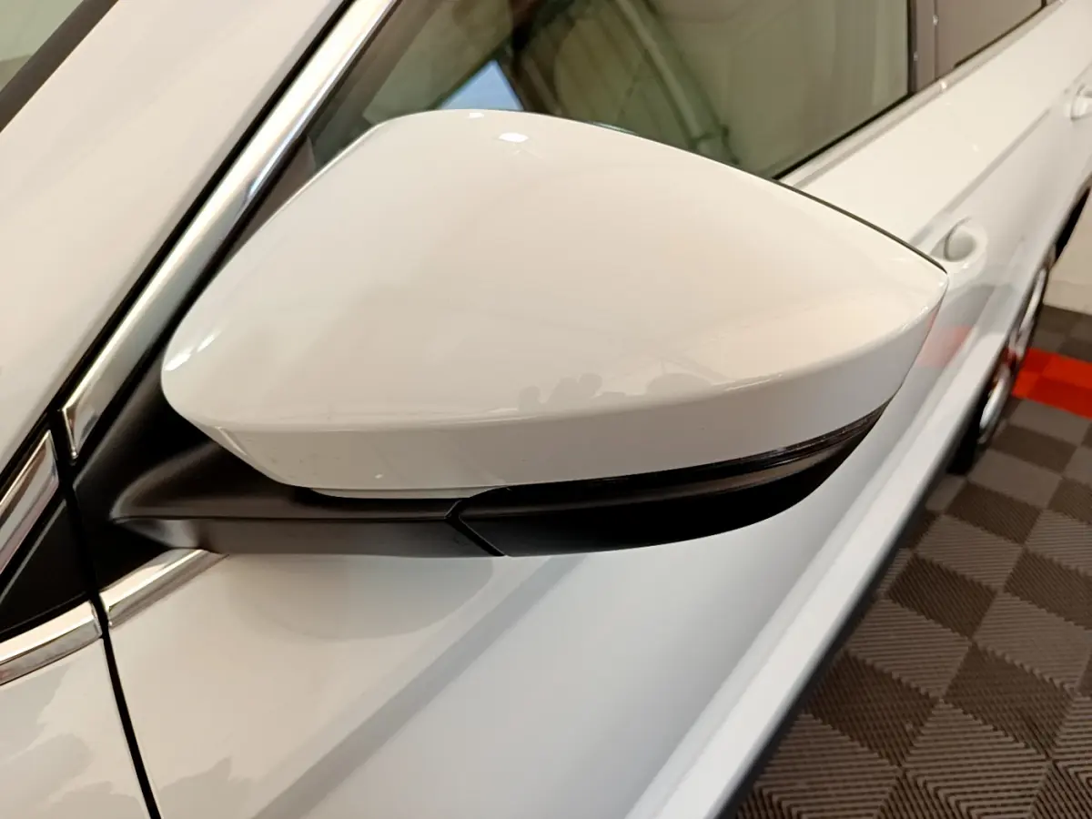 Rétroviseur côté gauche blanc du Skoda Karoq 2.0 TDI 116ch DSG7 Style 2023, vue rapprochée en angle supérieur.