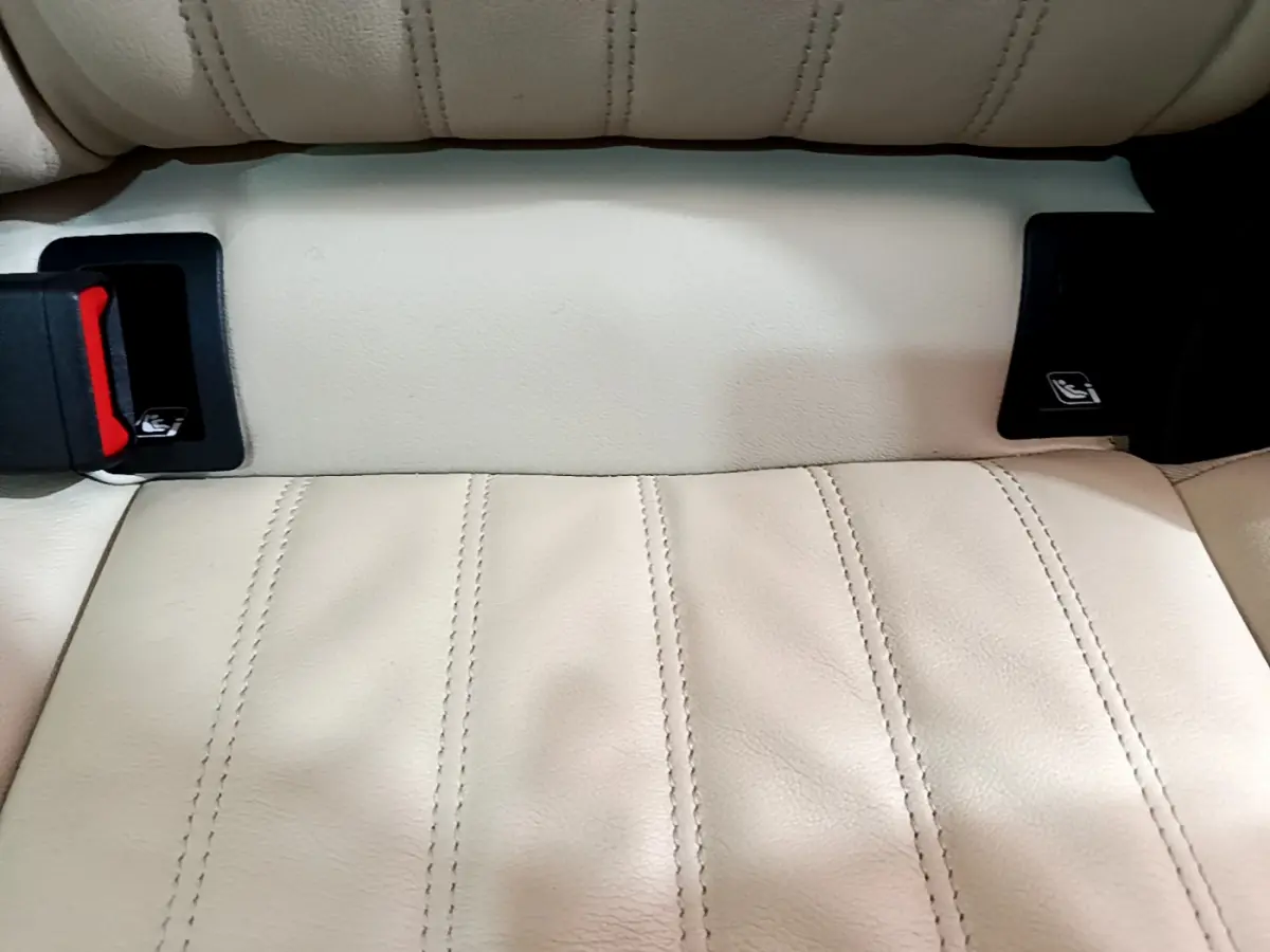Gros plan sur la banquette arrière beige du Skoda Karoq 2023 avec fixations ISOFIX visibles.