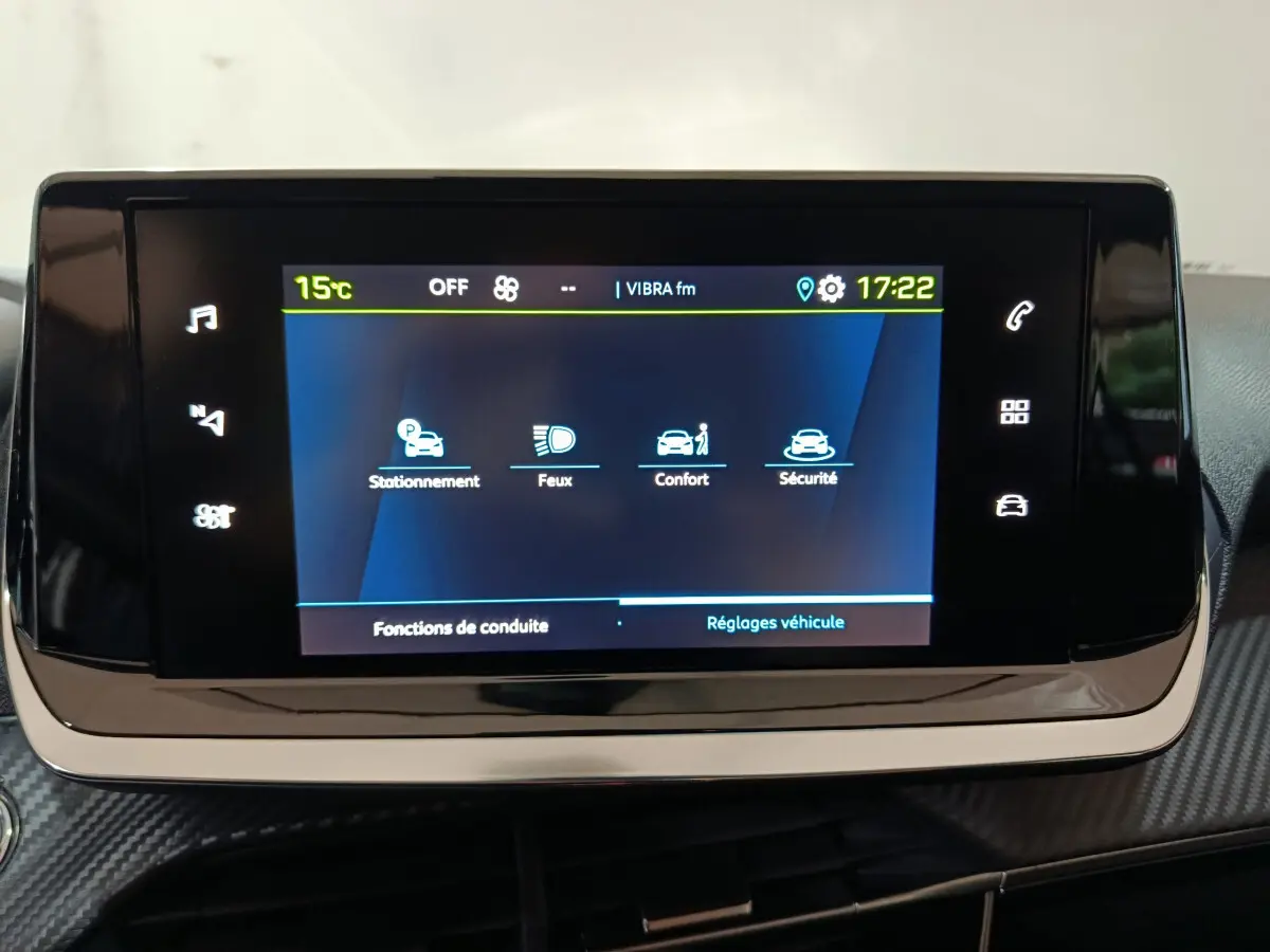 Écran tactile central de la Peugeot 208 électrique 2023 affichant les réglages de conduite et véhicule.