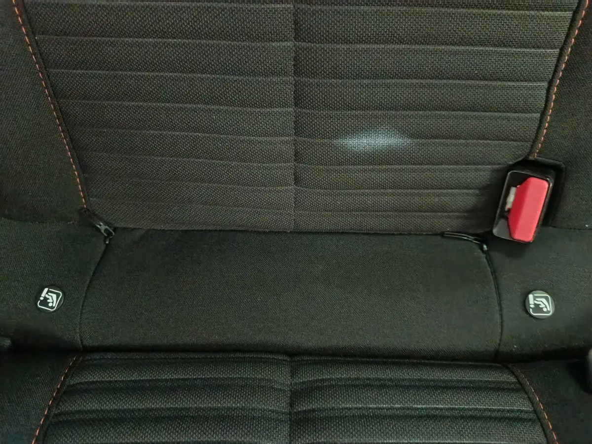 Gros plan sur la banquette arrière noire de la Peugeot 208 électrique 2023 avec fixations Isofix visibles.