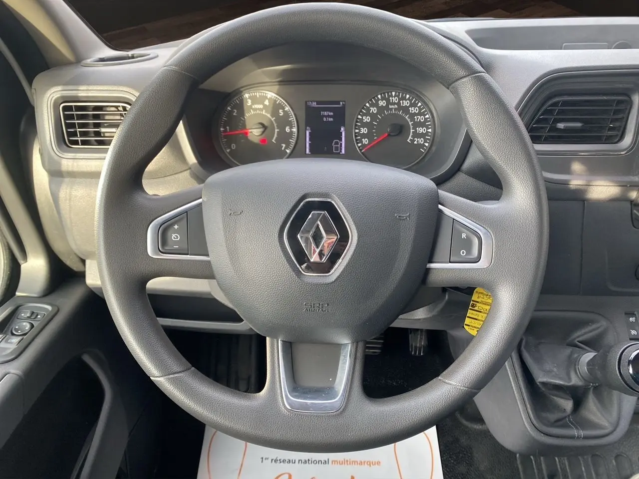 Vue intérieure centrée sur le volant noir du Renault Master 2024 avec tableau de bord et levier de vitesses manuel visible.