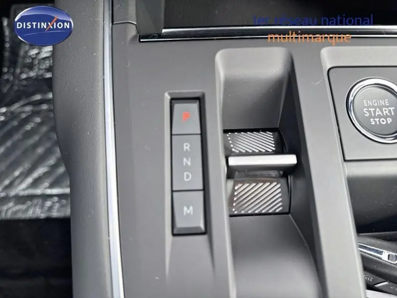 Gros plan sur la commande de boîte automatique et bouton start/stop du Citroën C5 Aircross gris Platinium 2025.