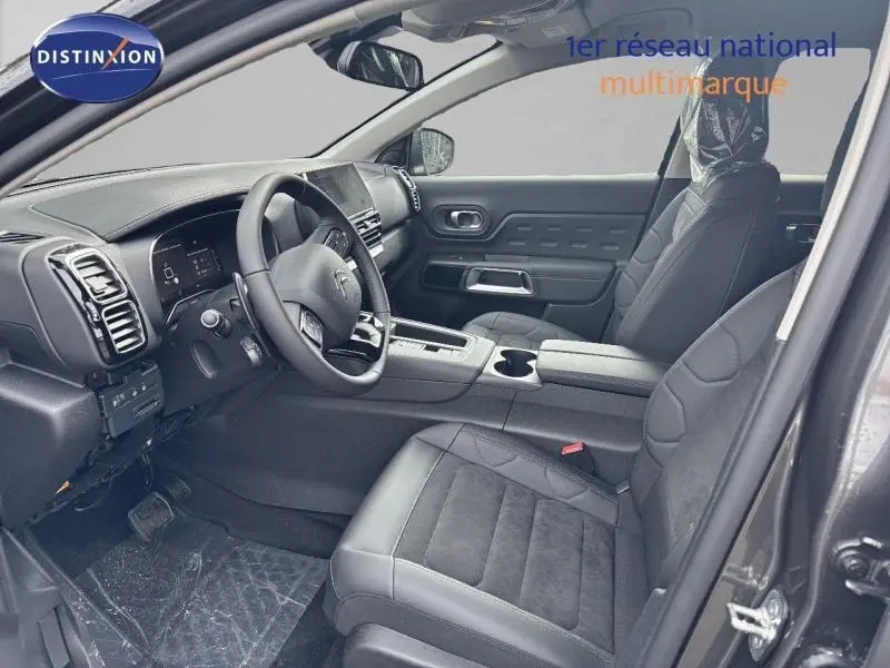 Intérieur avant droit du Citroën C5 Aircross gris Platinium, sièges tissu cuir noir et tableau de bord moderne.