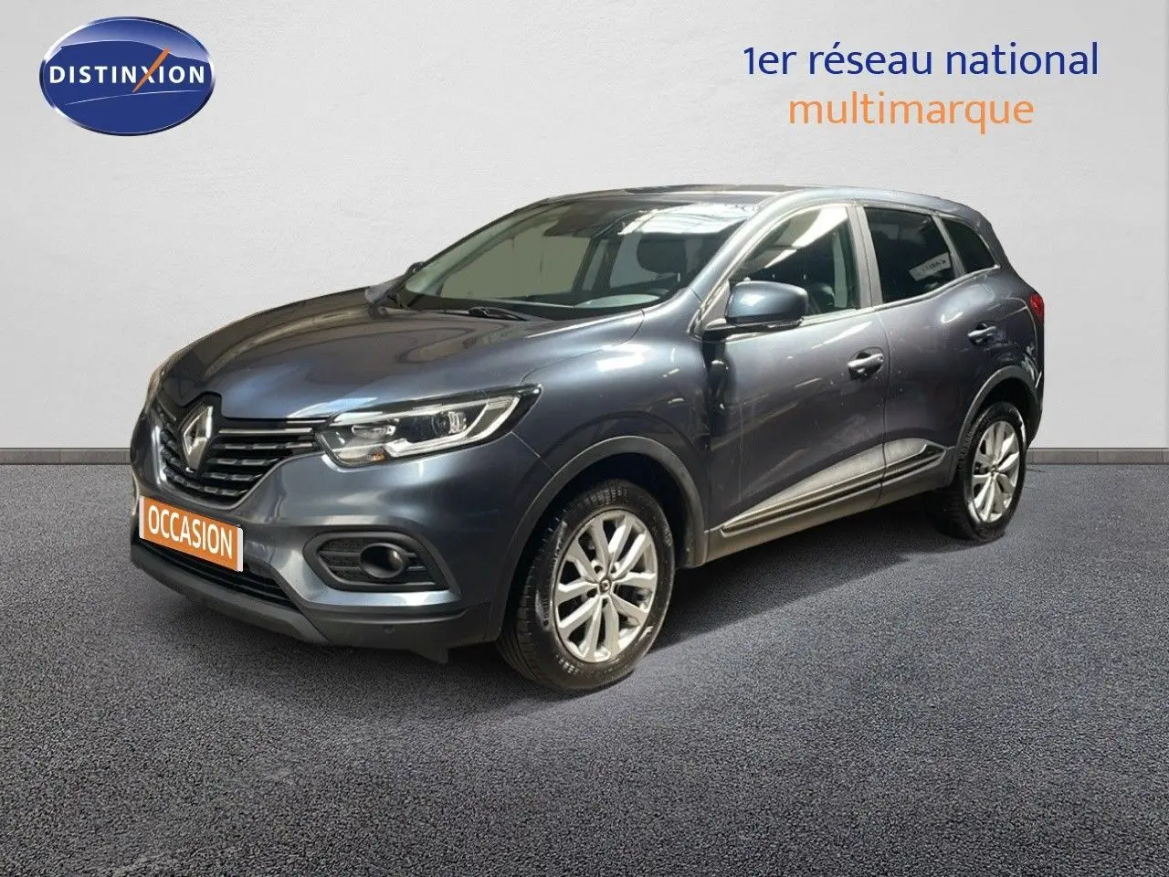 Renault Kadjar bleu foncé métal en 3/4 avant droit, mettant en valeur ses phares LED et sa calandre distinctive.